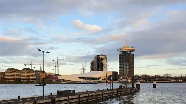 Uitzicht op Eye filmmuseum en de A'DAM toren in Amsterdam Noord