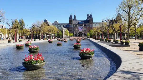 De vijver op het Museumplein in Amsterdam, met op de achtergrond het Rijksmuseum.
