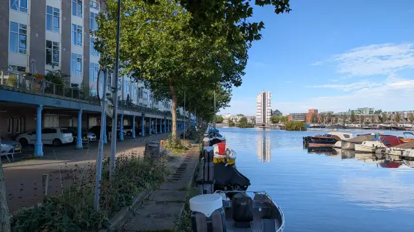 Pakhuizen aan de Zeeburgerkade in het Oostelijk Havengebied in Amsterdam