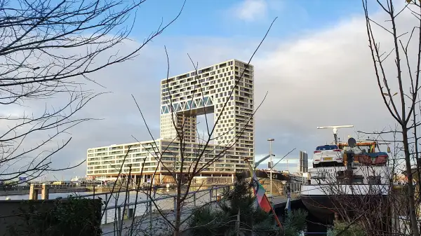 Pontsteiger stoelframevormige gebouw boven het IJ in Amsterdam West, toegang tot de wijk Houthavens.
