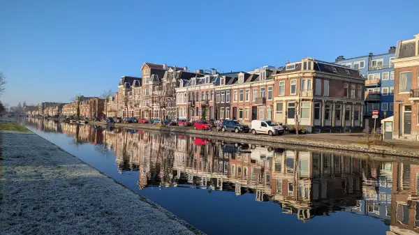 De Ringdijk een gracht in Transvaalbuurt, Amsterdam-Oost.
