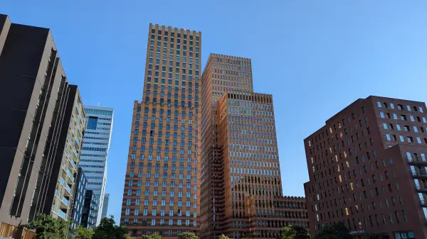 De Symphony Torens en rechts het Crowne Plaza Hotel op het Gustav Mahlerplein in Amsterdam Zuidas.