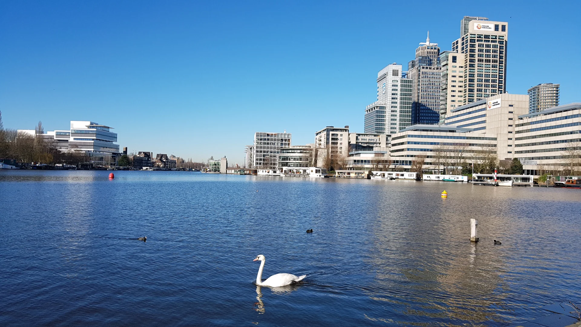 De Amstel, rievier in Amsterdam met uitzicht over De Omval met de Rembrandttoren.