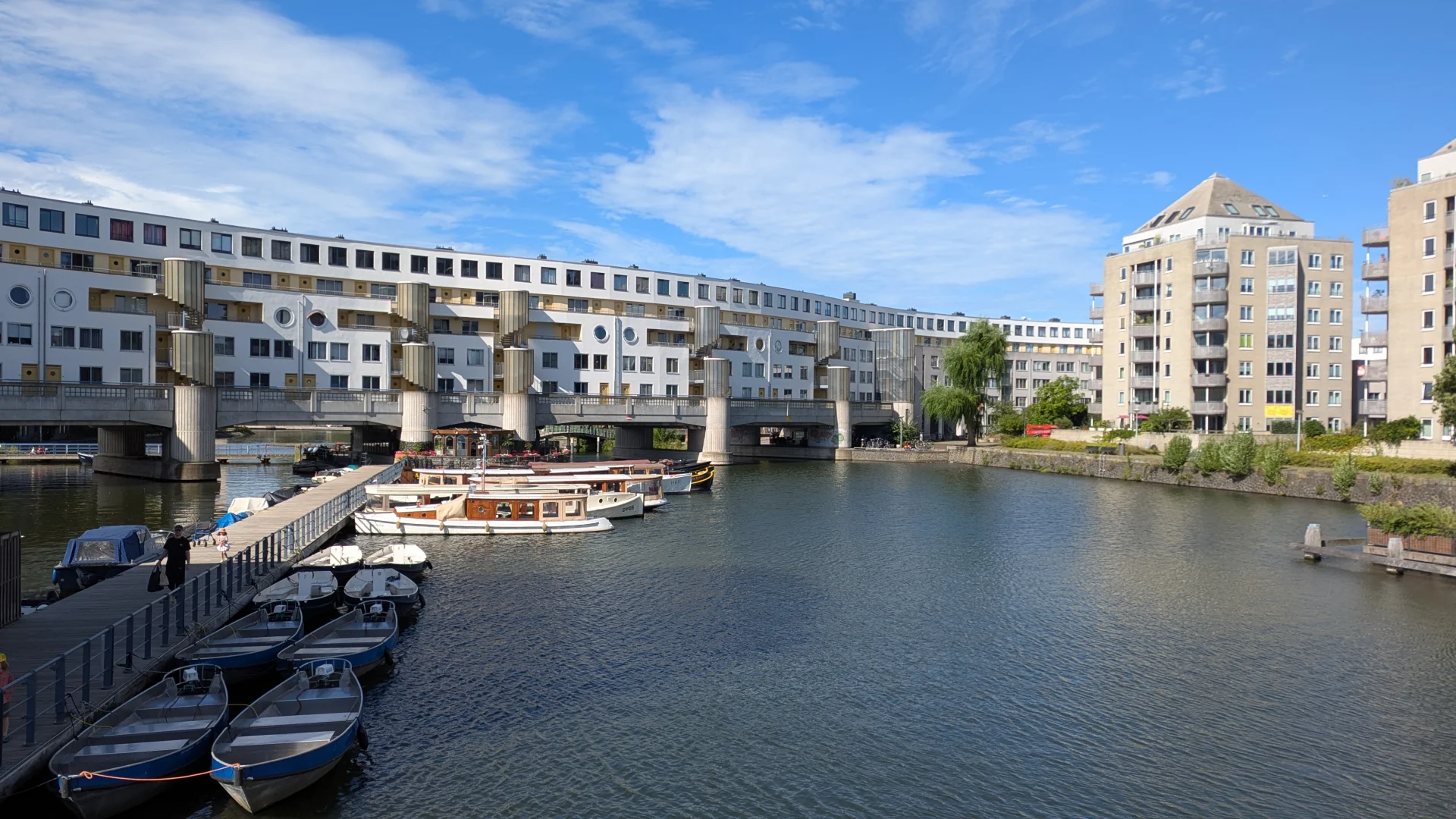Entrepotbrug appartementengebouw in het Oostelijk Havengebied Amsterdam