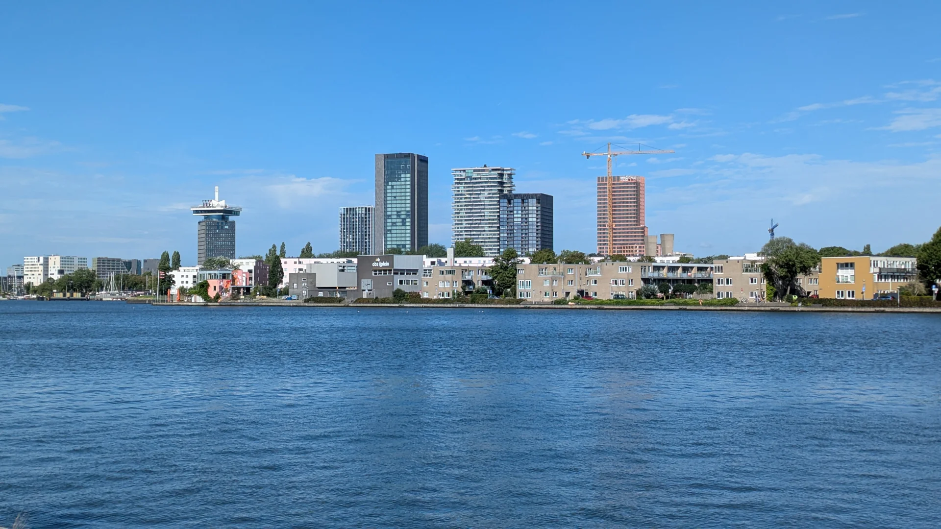 Uitzicht op hoogbouw in Amsterdam Noord met Adam toren