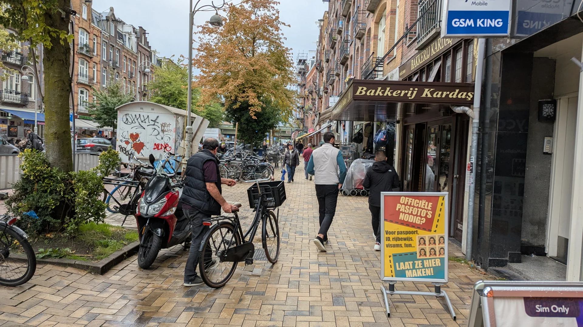 Javastraat levendige en populaire winkelstraat in de Indische Buurt in Amsterdam-Oost