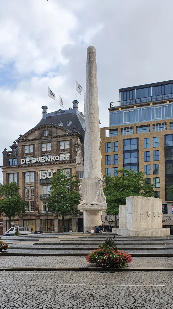Het Nationaal Monument, voor alle oorlogsslachtoffers, op de Dam in Amsterdam.