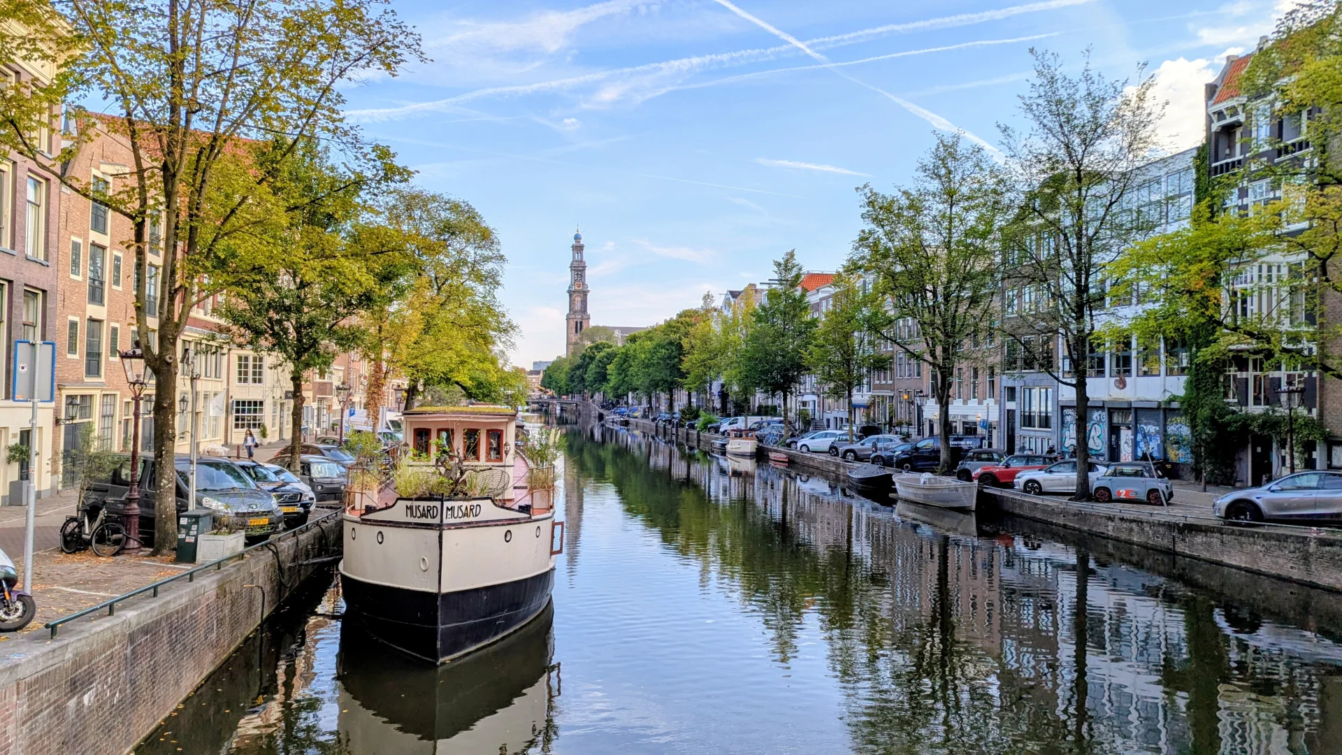 Prinsengracht gracht in Amsterdam op achtergrond de Westertoren