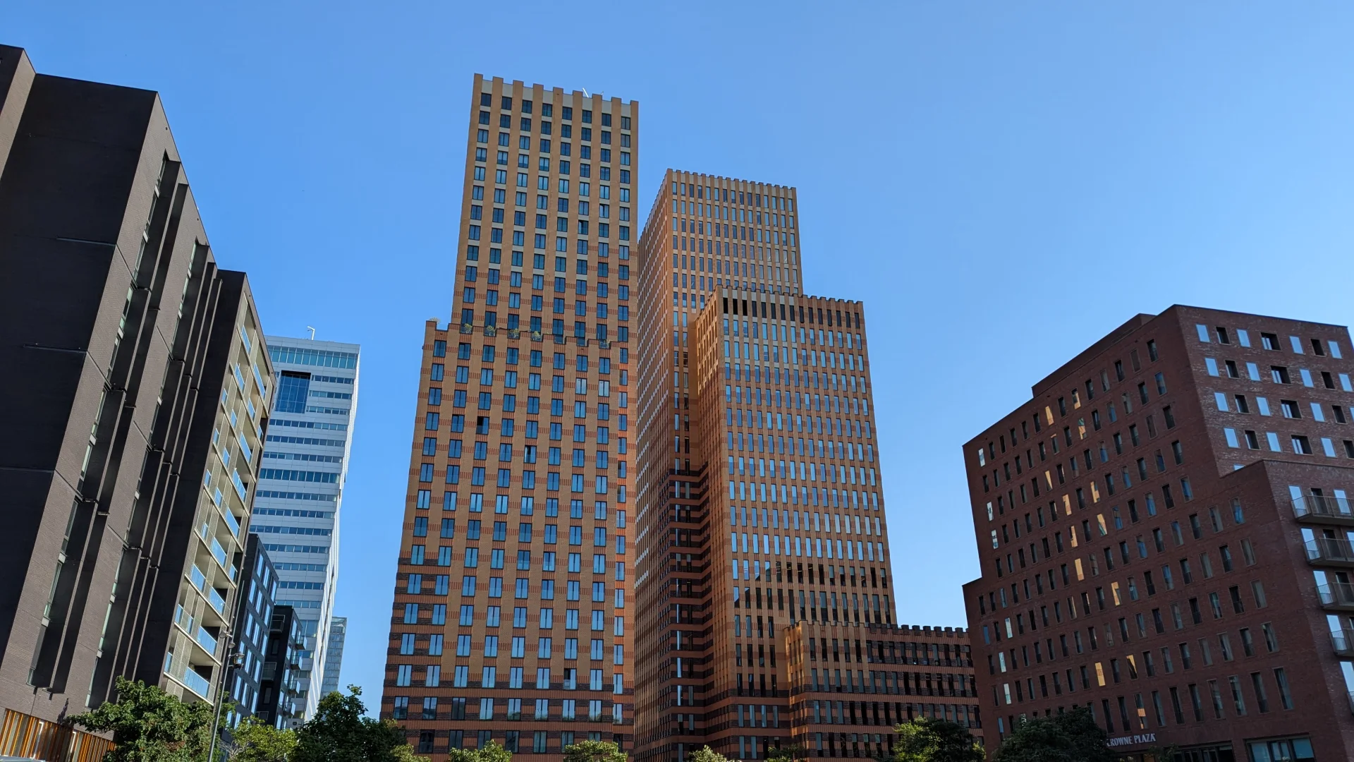 De Symphony Torens en rechts het Crowne Plaza Hotel op het Gustav Mahlerplein in Amsterdam Zuidas.