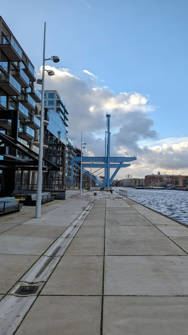 Uitzicht op de VOC-kade op Oostenburg in Amsterdam-Centrum.