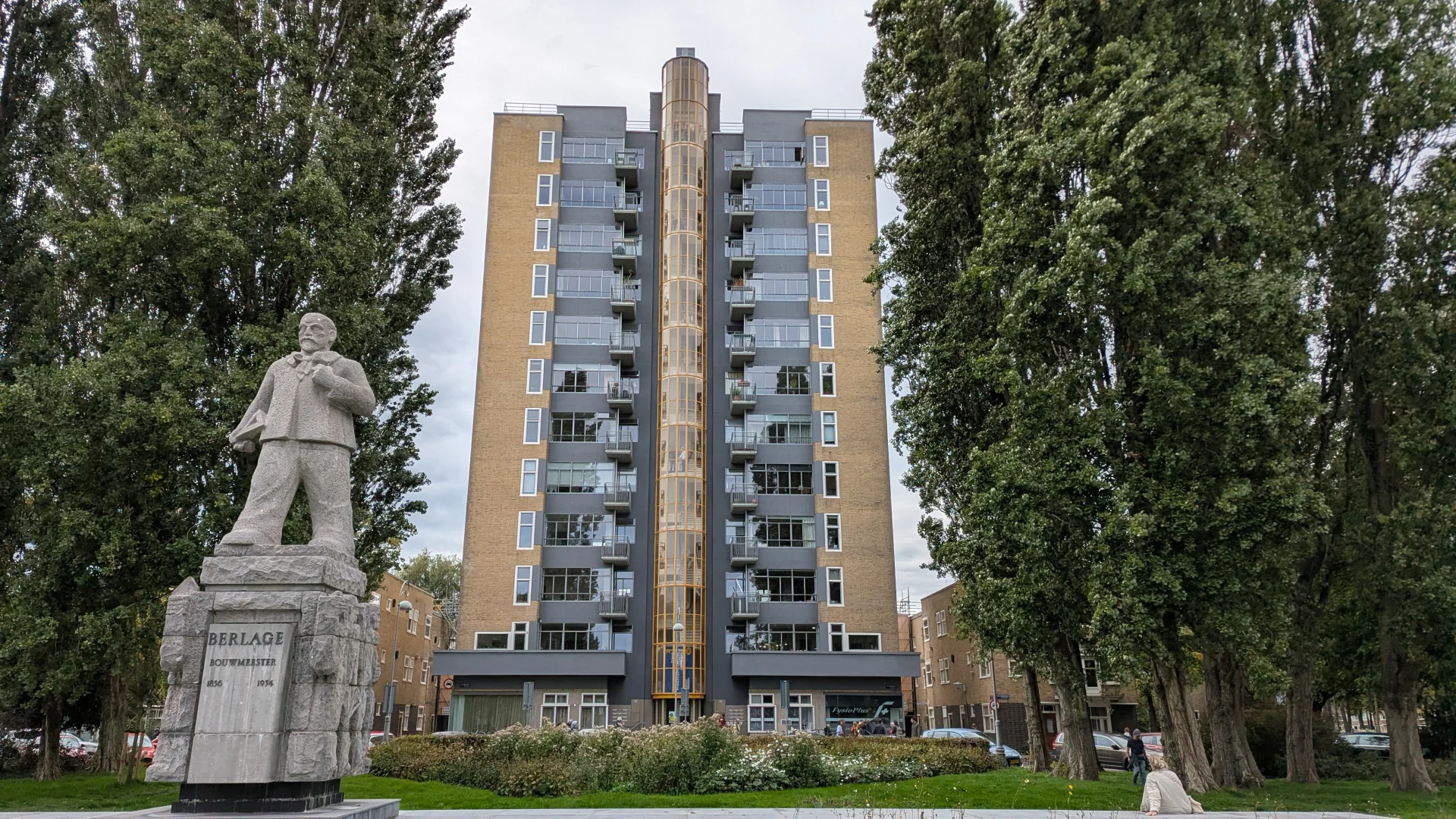 De Wolkenkrabber appartementengebouw in de Rivierenbuurt in Amsterdam.